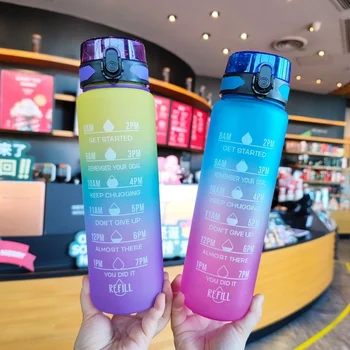 1L градиент цвят открит спорт вода бутилка с висок капацитет пластмасови фитнес кани време маркер течове доказателство BPA безплатно упражнение Cup