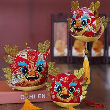 2024 Китайски пролетен фестивал декорация дракон талисман кукла цвете кърпа дракон главата висулка плюшени играчки Нова година подаръци