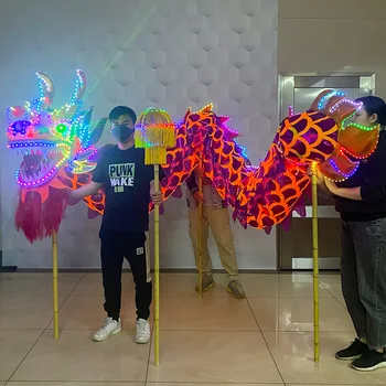 LED осветление драконов танц и лъвска танцова атмосфера подпори традиционния китайски фестивал, за да отпразнува светещия в тъмното дракон