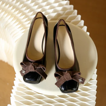 Дамски обувки с токчета Френски квадратни пръсти Bow единични обувки Дамски 2023 есен ретро лачена кожа дебели средни токчета помпи