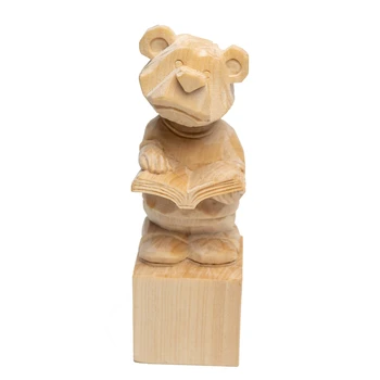 Ръчно изработена дървена статуя на мечка: причудлив спътник за четене с книга